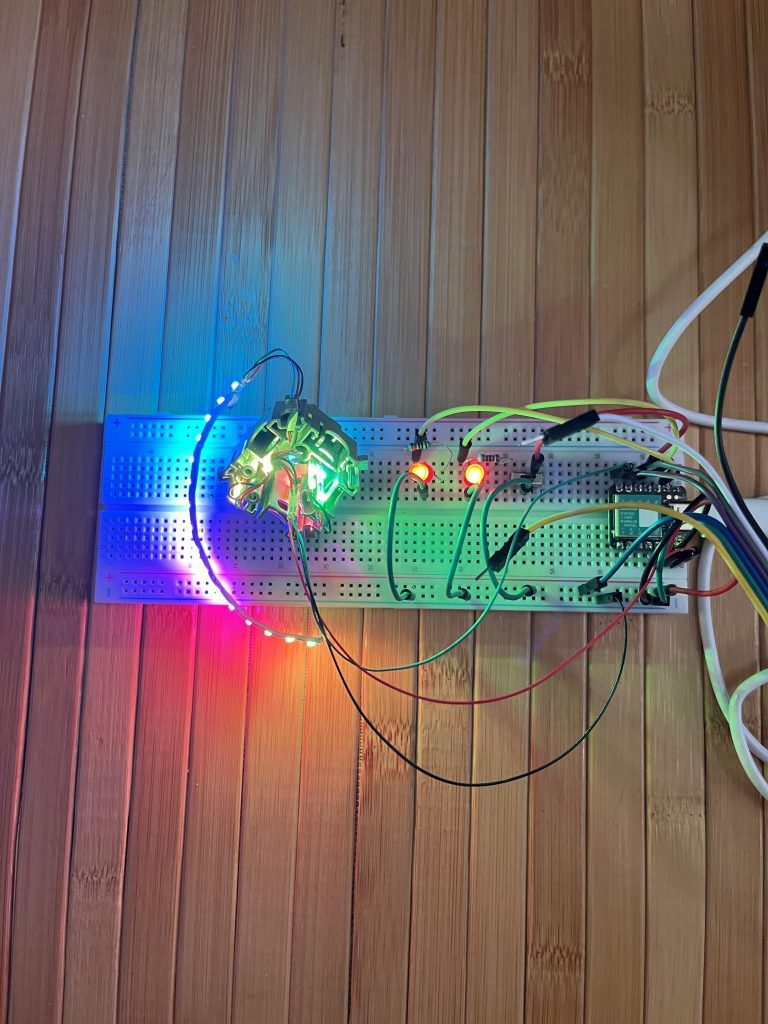 制御はseeeduino xiaoというもの。初めて使用しましたが、Arduinoプログラムがそのまま使えたので特に困らず。大きさは小さいのでハロ内部にそのまま収納できてしまいます。意図した動作になるようにプログラムを調整し、ブレッドボードに表現した回路になるようにはんだ付けを行います。