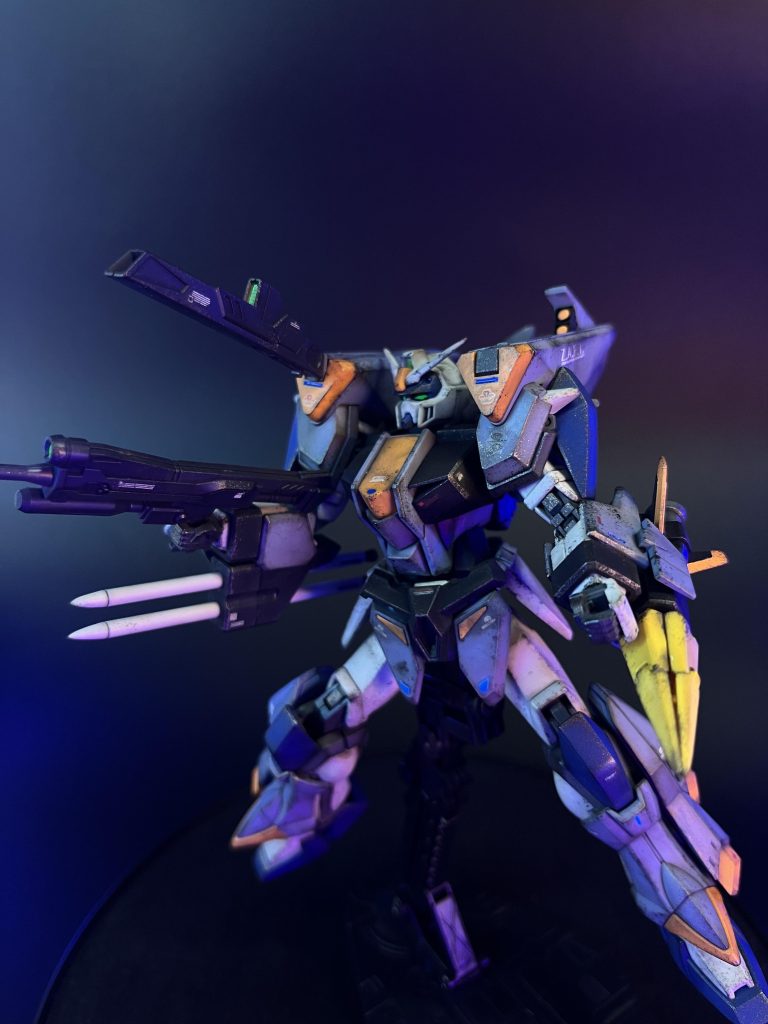 少しだけスジボリにも(溝を掘っただけですが)挑戦して蛍光塗料のブルーで塗装して、ぼわんっと光るブルーポイントをいくつか追加しました！