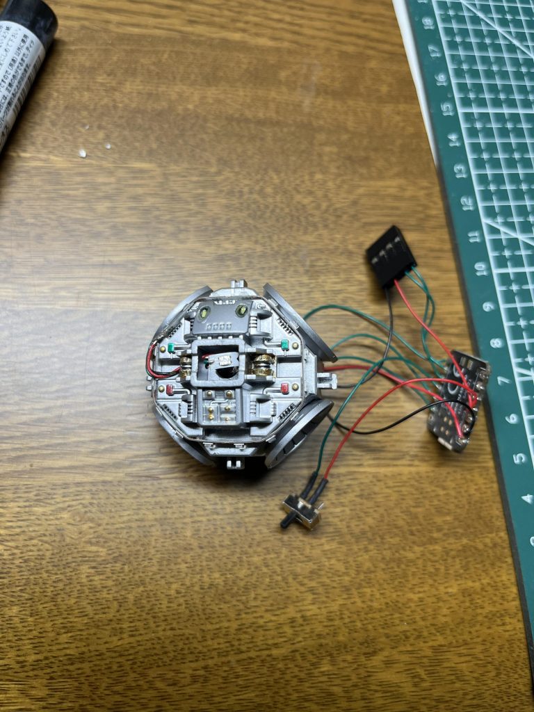 はんだ付け完了！あとは内部に納めるだけですが、断線しないよう慎重に入れ込みます。また、スイッチやコネクタ部は中で動かないように透明のUVレジンを多めに使用し、しっかりと固定します。