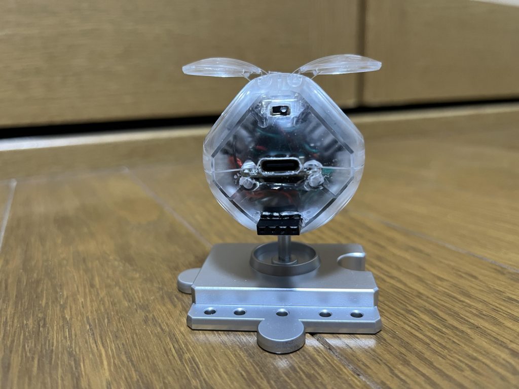 背面です。Type Cケーブルを接続することで電源供給します。上側のスイッチで虹色点灯モードとカラーセンサーで検出した色になるモードを切り替えできます。下の4ピンで外付けのカラーセンサーを接続します。