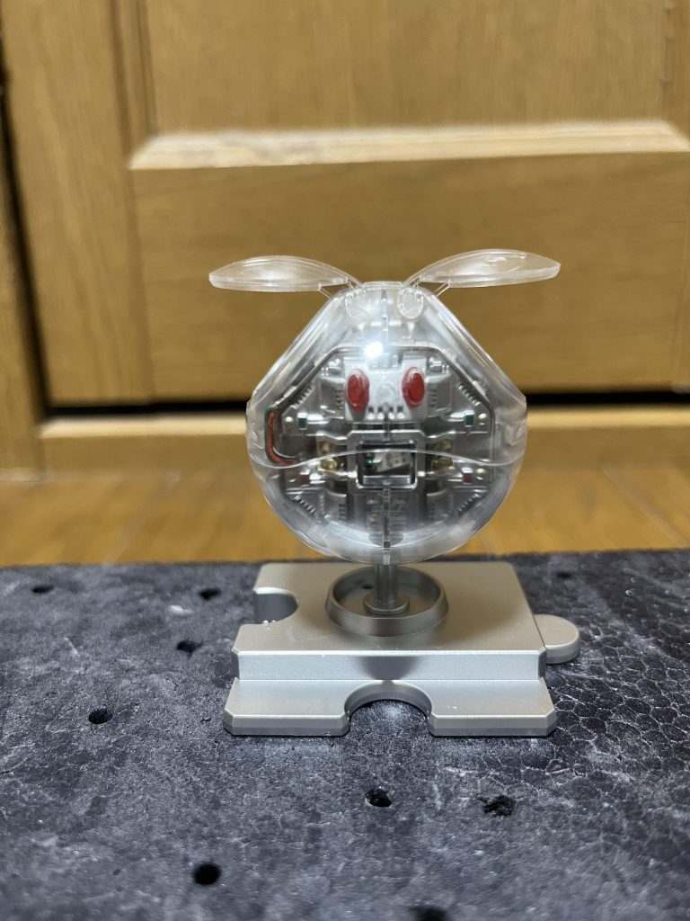 点灯前、正面です。内装はシルバーリーフをベースに申し訳程度のスミ入れとガンダムマーカーによる塗装をしています。