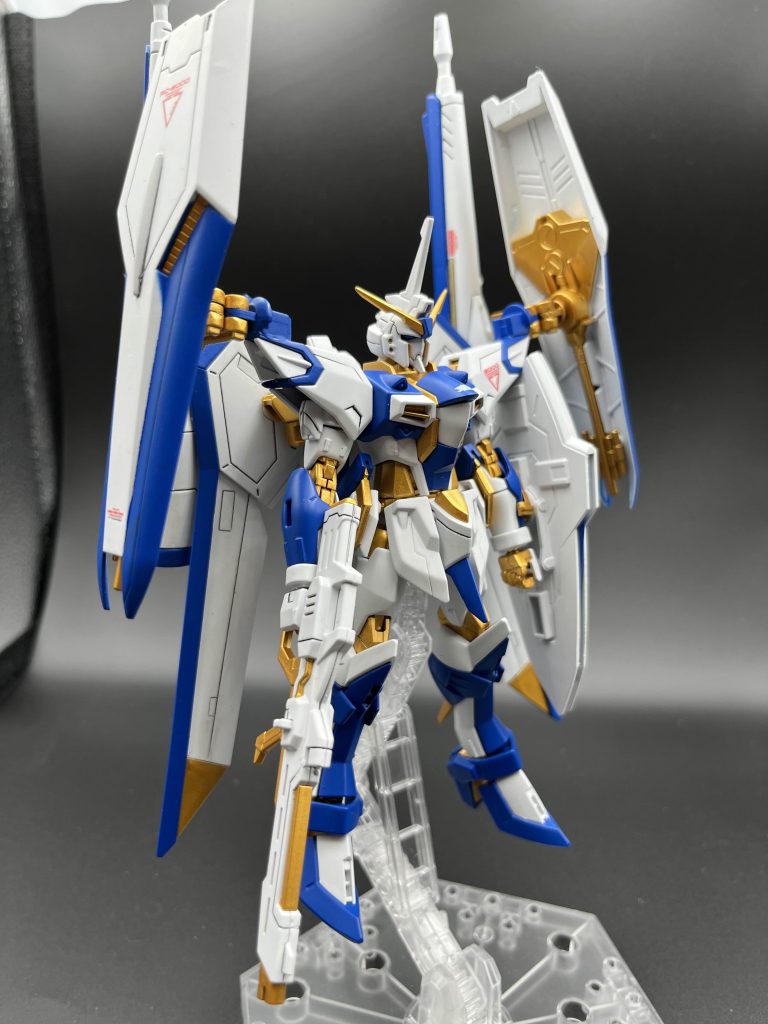 核動力とフェイズシフト装甲を搭載しており、重力下での高機動、高火力、3つの盾による高耐久を実現している