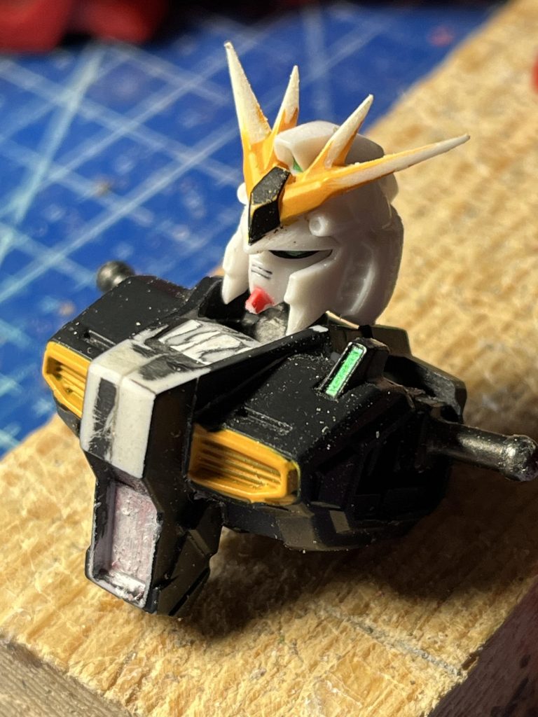 頭は、ツノをシャープにして、トサカや頭頂部、両サイドなどを削り、顔の部分を奥に引っ込めて小型化。体は真ん中で割って、少し小型化しました。