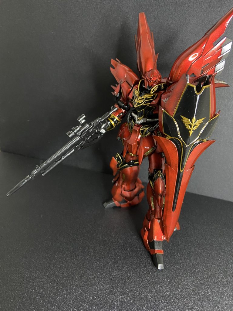 黒背景です📷ゴールドを下地にして、MGサザビーの限定色効果を期待しましたが、叶わず😢…結局、買っちゃいました😅