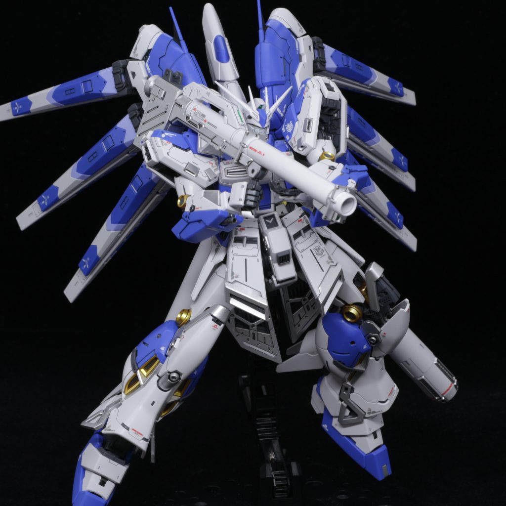 肩はよく動きます。デザインの関係上，脚はそれほど可動域が広くありません。