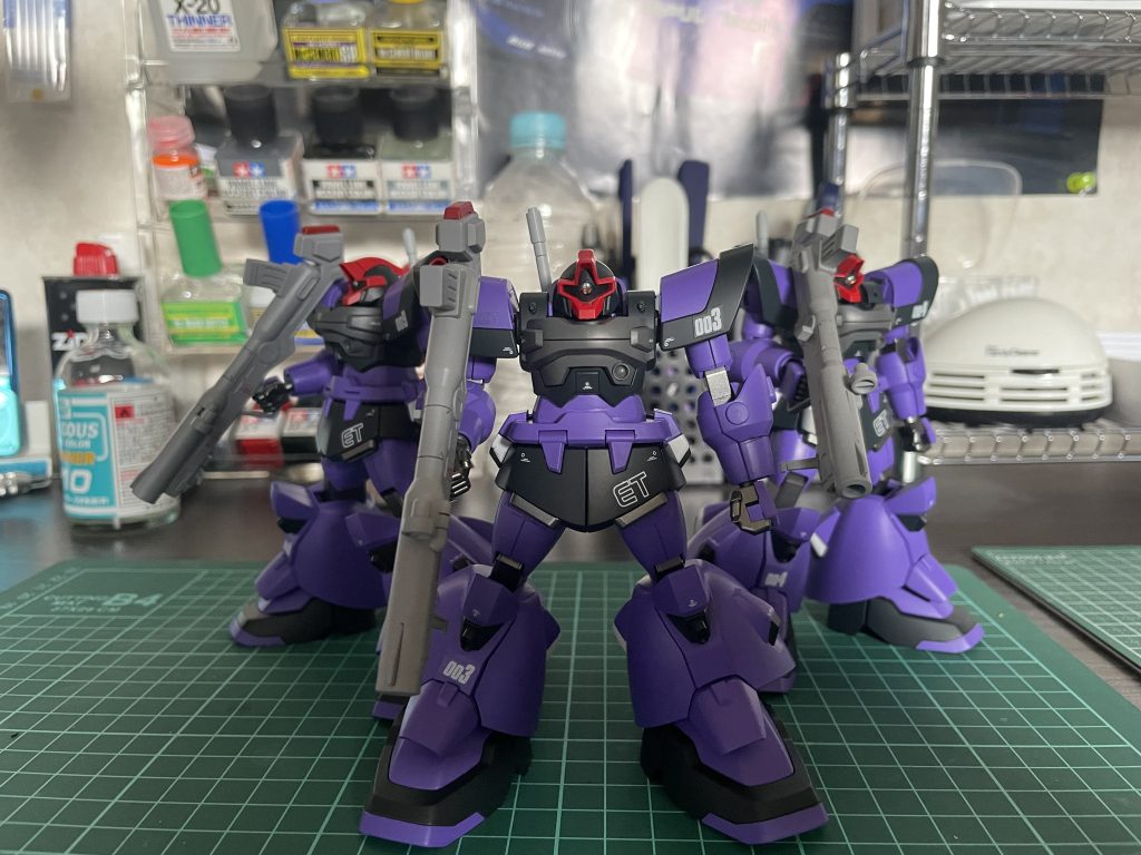 ヒルダ隊の3機。昔のHGだしパーツ少ないからサクッといけるか！と思って取り掛かったら部品が大きくて困りました。でも3機揃うと満足感高いですね笑笑肩口や右足のナンバリングデカールはキット付属のデカール、エターナルのデカールはプレバンのガンダムデカールDX、その他はハイキューパーツさんやらロボデカールやら色々。今はHGCEインパルスをSPECⅡ使用で作ってます。3機同時は懲りたのでブラストから作ってます。ではまた。