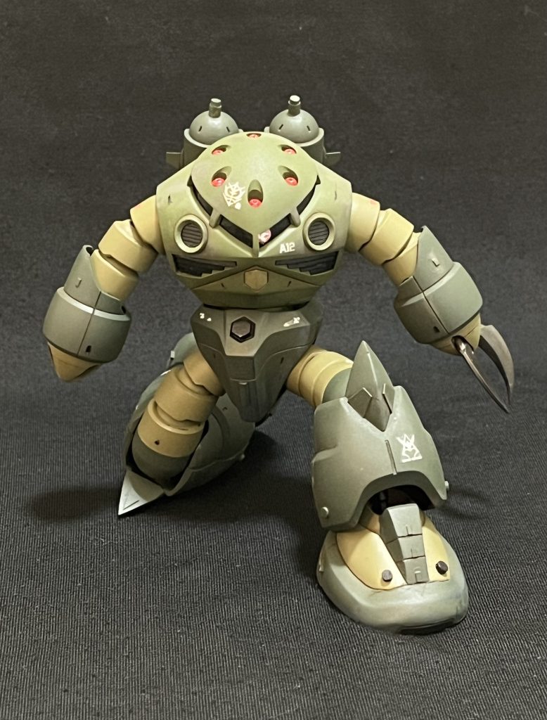 モノアイはティアアラカルトデコレーションシールの薄いピンクの中を使っています。デカールはガンダムデカールRGシャア専用ザク用のを使いました!