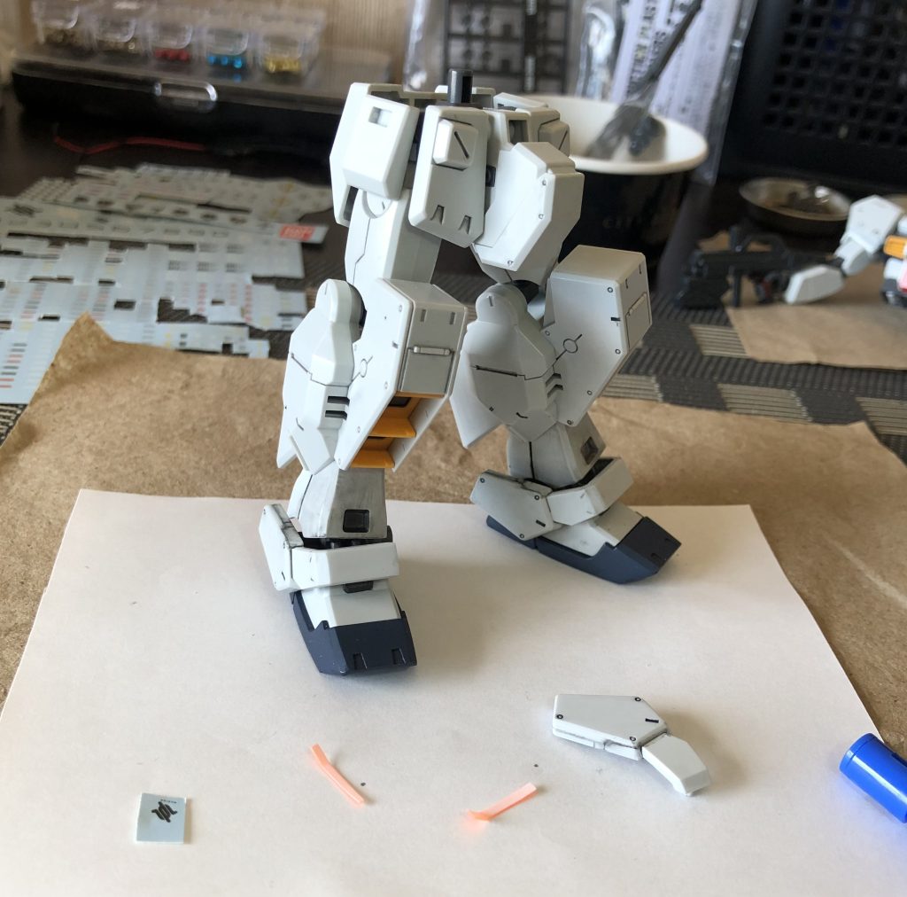 サイドスカートはこれよりさらに薄くしてます。リヤスカートのダボ付き感も実は嫌いです。アンクルガードは幅をせばめてシュッと細くしてます。