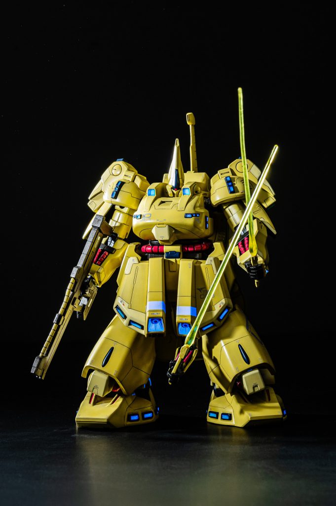 メインカメラとスラスターバーニアには、蛍光塗料を使用しています。一部デカールも、ブラックライトに反応していますね。