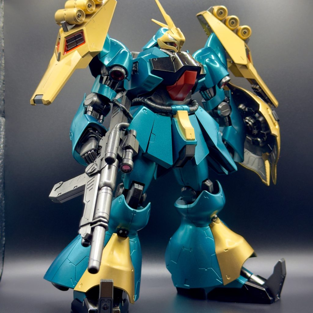 今回使用したカラーは青緑>青竹色(ク金>スーパーリッチゴールド(ク黒>ウェストブラック(フグレー>スターブライトアイアン(ガ下地は全てガイアの黒サフです。フェイスの印象的な目のマークはスタブラシルバーとスタブラアイアン。ガ…ガイアノーツフ…フィニッシャーズク…GSIクレオス