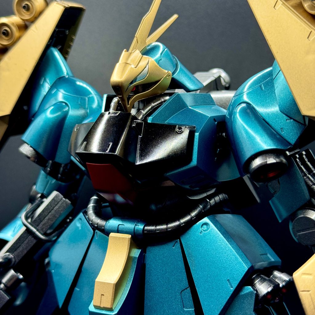 ところでこのキット、デッカいHGって感じで本当に組みやすかった。合わせ目もちょいちょい出ましたが、消したのは武器だけで、肩はダンモで段落ちに。まあやらなくても気にならないレベルでしたね。そして関節ユルユル問題で賛否ありますが、確かにそれは否めないです。仁王立ちでも、ちょっと重心が前にあると、どんどん足首から倒れてきたりしました。(なのであんまりポージングする気にもならず、相変わらず仁王立ちです)塗装の時に結構関節部を厚塗りしておいてコレなので、素組みの場合は、、、(スタンド使いましょう!宇宙戦の機体なのでね!浮かせりゃいいんです!)とはいえ完成すればめちゃカッコいいです。そんなもん忘れるほどのボリューム感と感動がありますので、オススメの一品です。(もっと買えるようになれマジで)