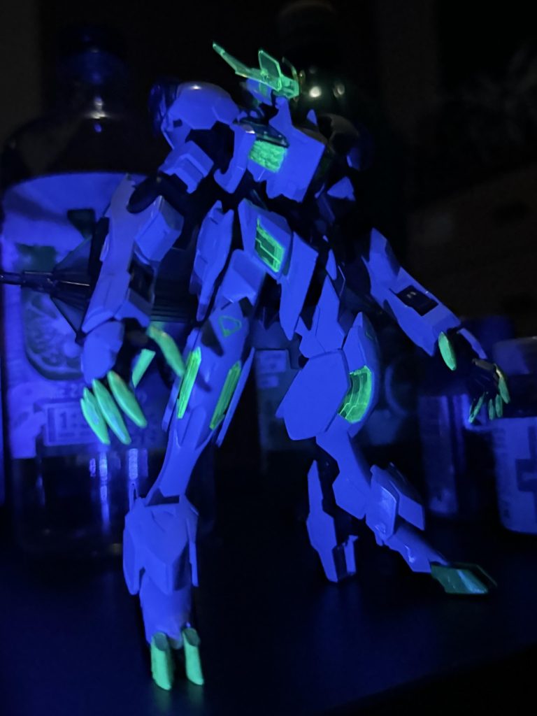 ポーズは無しです。クリアイエローの成形色に合わせて手、足、テイルブレードを下地シルバーの蛍光イエローで筆塗りしました。表面処理、バックパックの塗装はしていません。ご覧いただきありがとうございました。