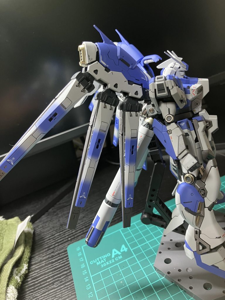 フィンファンネルはRGνガンダムのパーツを使用。小説版のグラデーションで仕上げました。