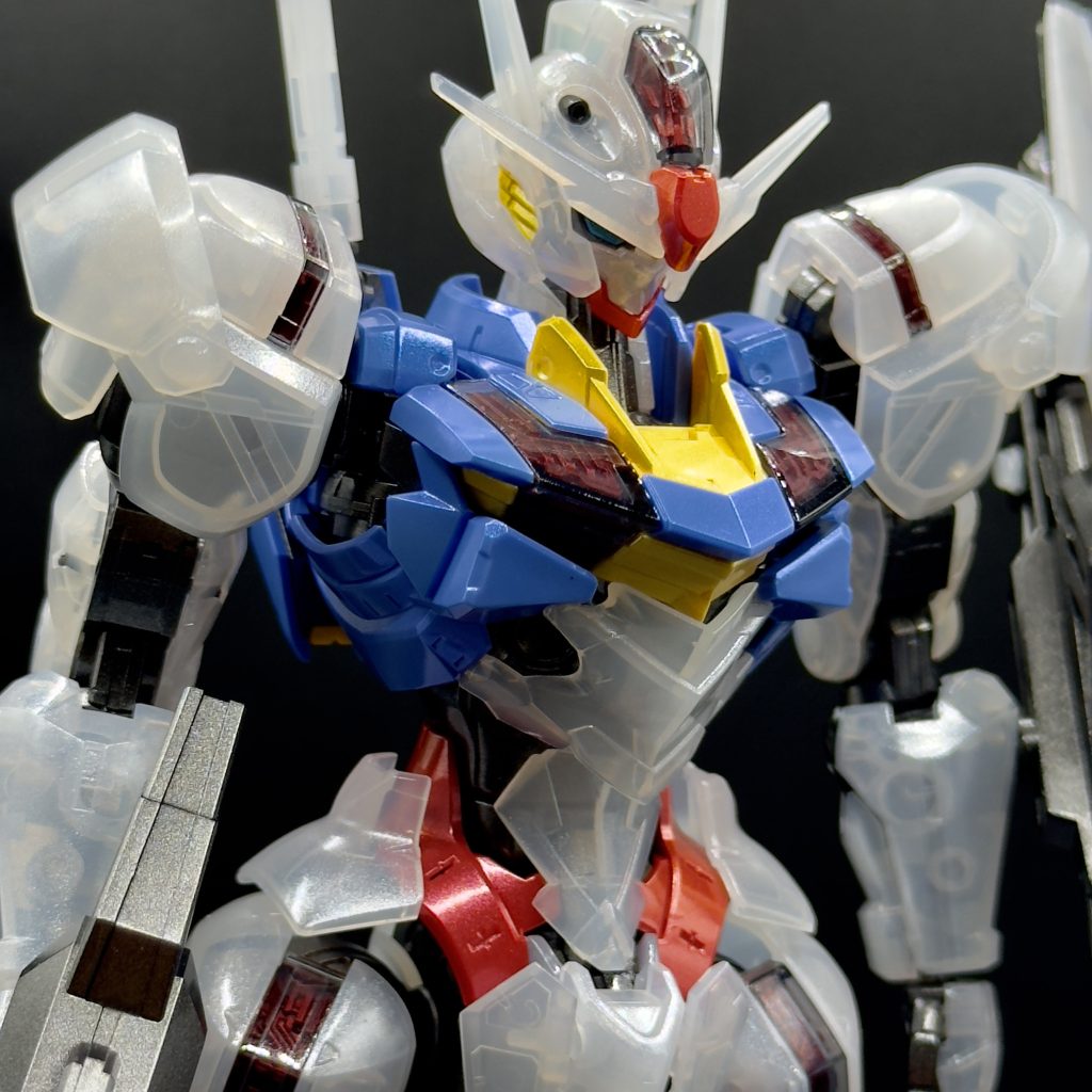 今回はちょっとわかりづらいんですがクリアパーツにはガイアノーツのプレミアムガラスパール、グレーパーツにスターブライトアイアンで塗装しています。他は成形色にそれぞれクレオスのクリスタルカラーシリーズを以下の通り使いました。イエロー>トパーズゴールドレッド>ルビーレッドブルー>サファイアブルークレオスのクリスタルカラーシリーズはかなりお気に入りでして、全色常にストックしてあります。