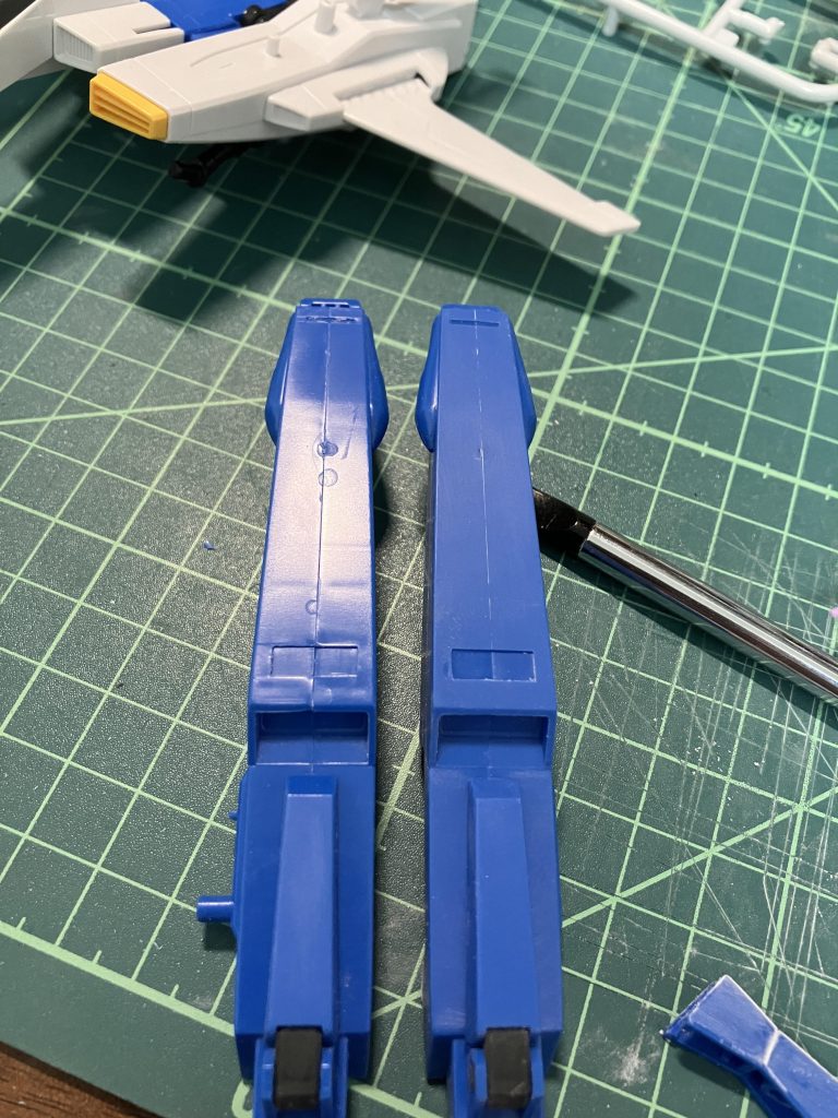 合わせ目とヒケの嵐。多分、Gディフェンサーは古いキット?