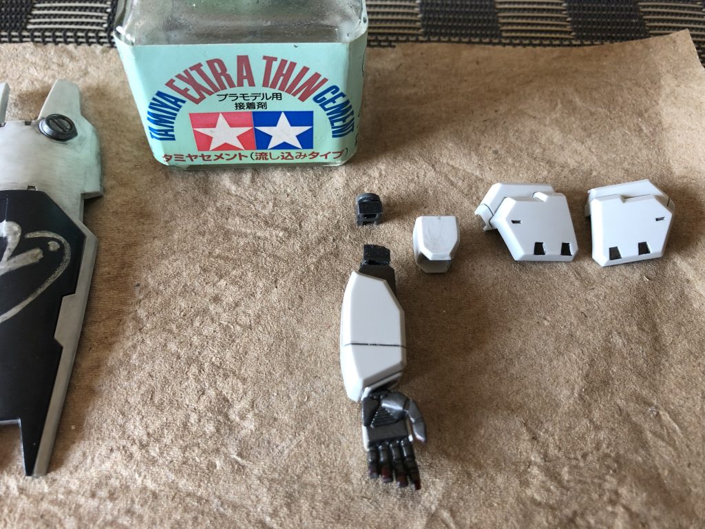 腕は、一刀両断⚔️ 上下にプラ板を接着後、差込んで挟んで接着してます。