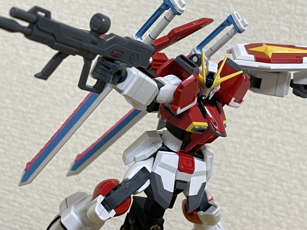 腰があまり曲がらないので、ライフル構えポーズはなかなかに決まらない感じです。