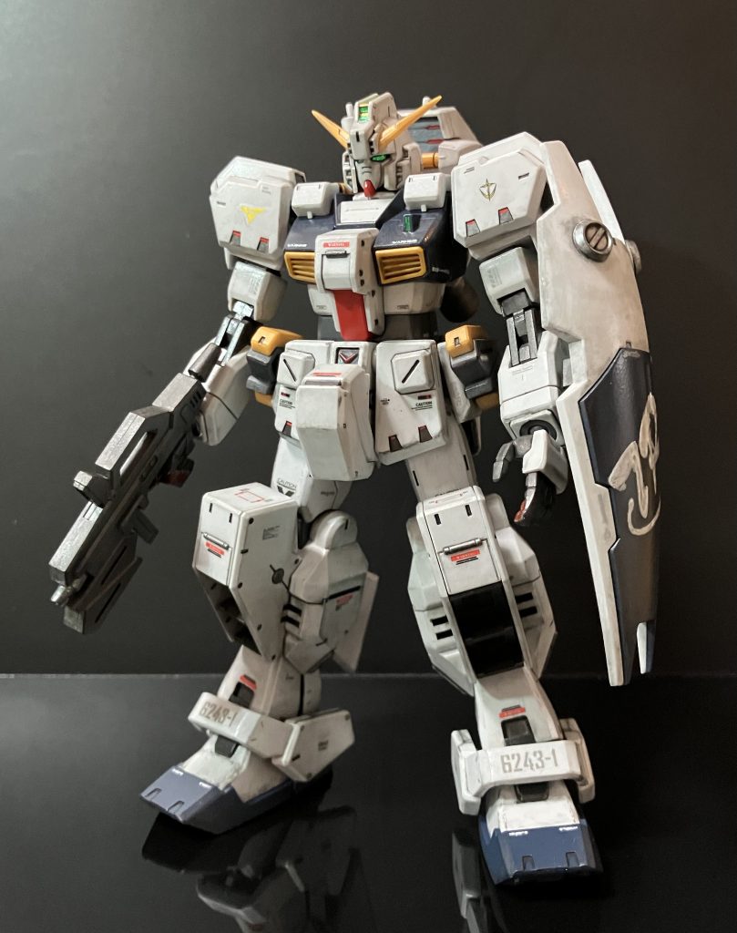 アンクルガードのスジボリデザインだけは、HJメカニクス19のNAOKIさんを参考にしてます。脚のブースターが黒なのも月刊ホビージャパン622号のアウスラに影響されたかも？？戦闘機でエンジンブースターが黄色なんて、まずあり得ない気がしましたが、ガンダム感を残すところは、黄色のままにしてます。味気なくなりますからね😅