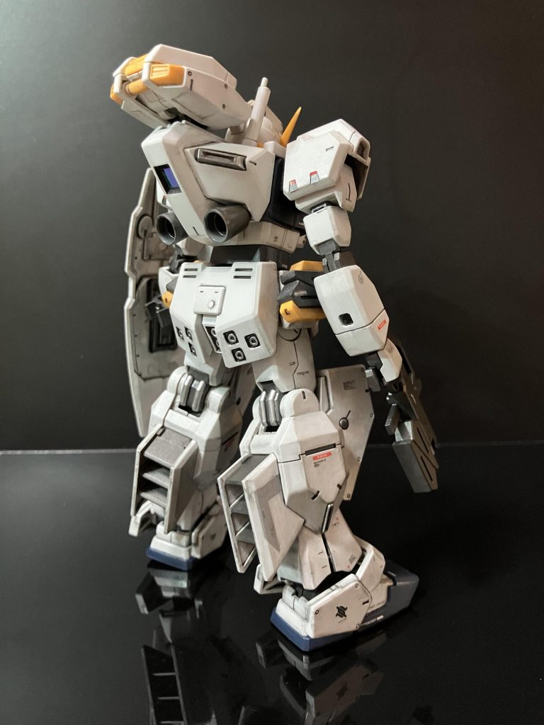 ブースターカバーはスジボリではなく、ベギルベウ用デカールを使っています。案外新しいガンプラって、そうなんじゃないかなと。