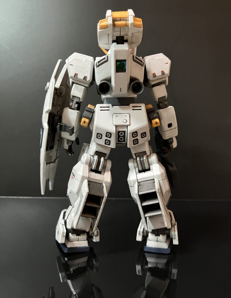 金属パーツは、クレオスメタルカラーをいつものように使ってから、あとからエナメル黒などでウォッシングしてます。白成型色部分やシールド裏などはヒビ破れるので、ラッカーでウォッシング/ウェザリングしてますが、デカールワークトップコート後のエッジなどの箇所はウェザリングマスターガンメタで汚してます。