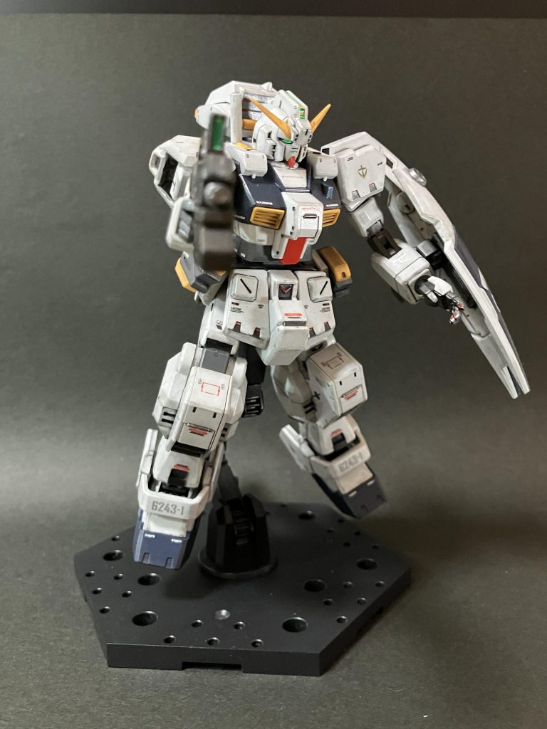 足と股関節ポリキャップは青バンダイの再販キットですが、ユルユルで…。丸に丸って言うのが、滑るって言うの深く考えないのがすごい。つや消し添加剤を叩く様に塗り凹凸でしっかりとさせてます。(アドバンスド化しますので😅)