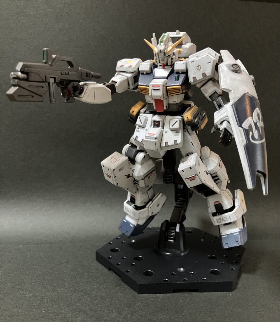 マガジンのレッドラインは消して黒にしました。脚のライトもベルト部分の連邦マークも黒。赤黒にだいたいしてます。次の新作、TR-7も黄色とかは使ってなさげに見えました。(後ろ姿だけですが)