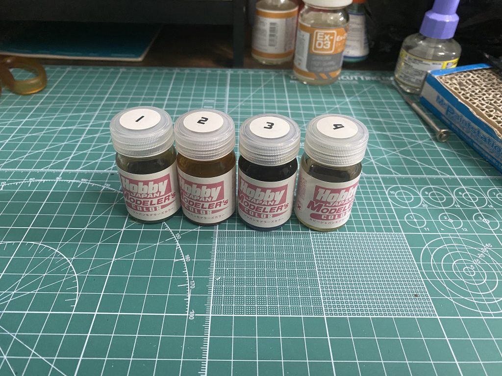 一度サフ吹いてから2：マスオレッド、3：マスオブルー、4：マスオイエローを使いました。中身結構固まってました。手元のペンで墨入れして(もうほんと適当に)、最後に艶消しを気持ち程度吹いています。ネトフリ見ながら軽い気持ちでサクサク作れたのでキットも塗料もすげーなって思いました。  