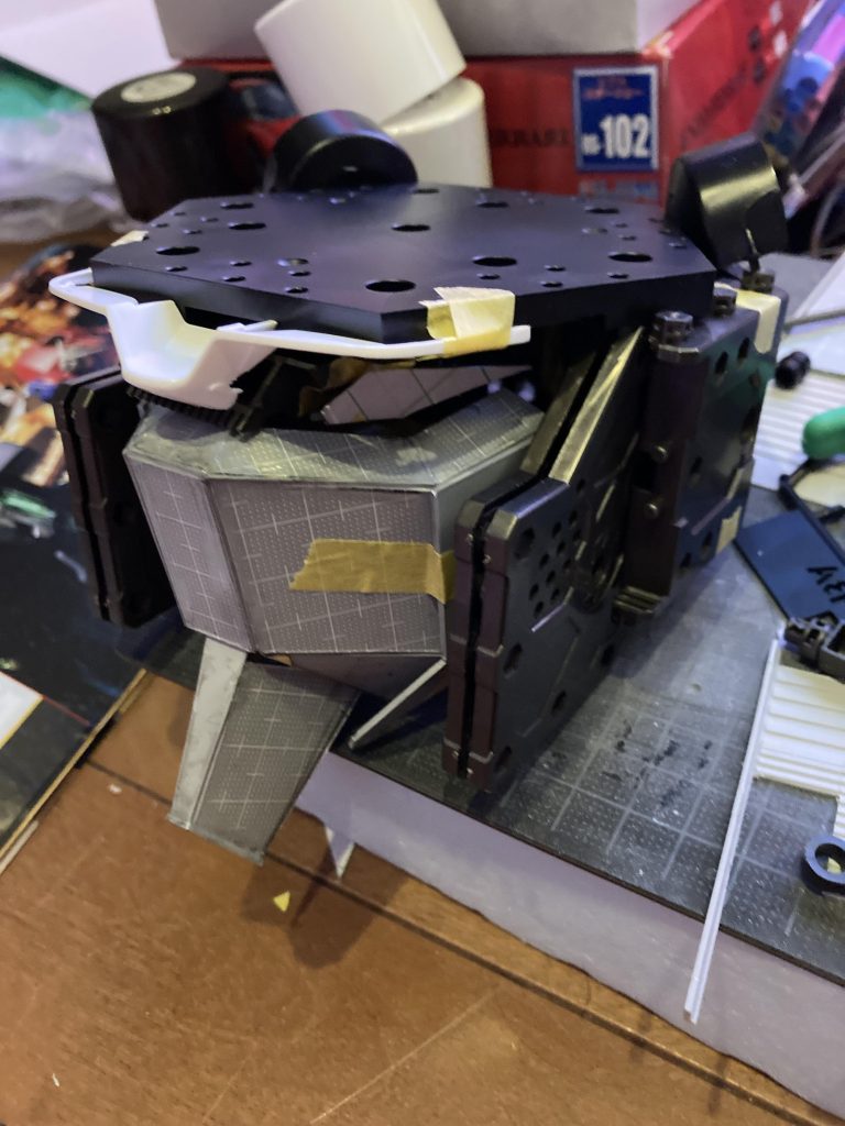 ガンダムヘッドはプラ板スクラッチ+コトブキヤのヘキサギアのパーツなどを組み合わせて作成
