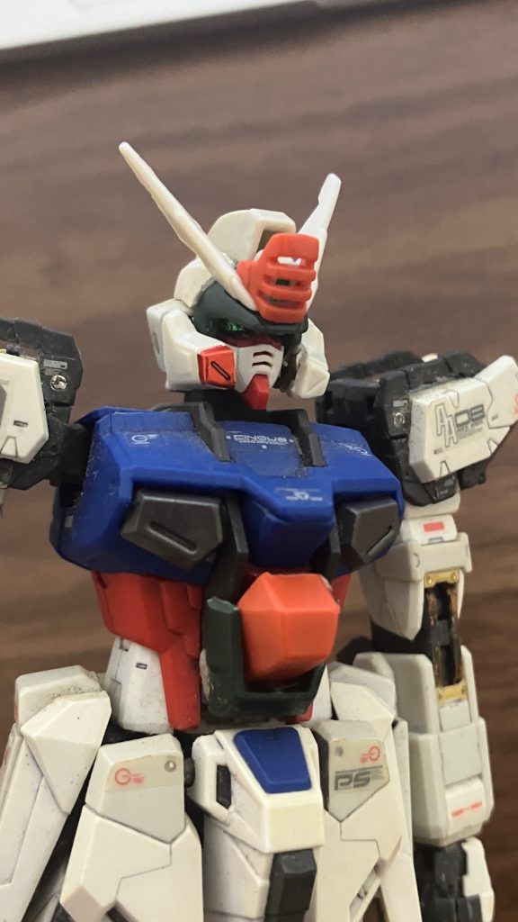 (制作工程)まずは仮で位置合わせHGバスターのフェイスは頬ガードと一体整形されていたので頬ガードを切り出してストライクのそれと入れ替えへの字埋めと顎周りは面倒なので脳内設定で兄弟機だから同じ顔ということに