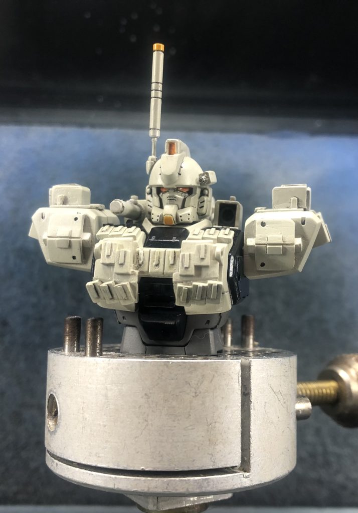 作成途中の一枚。センサー類を全てイエロー系にしてます。頭部と銃のセンサーは完成前にオーロラ系シートに置き換えきました。