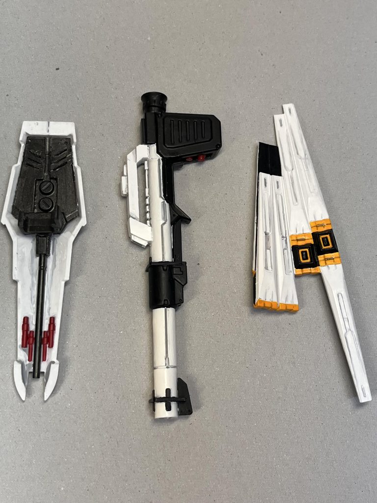 盾は裏側をプラ板で作成。バズーカーは、ファーストガンダムのモノを改造。ファンネルの肉抜き部分を補修してます。ランドセルとの接続部分も自作