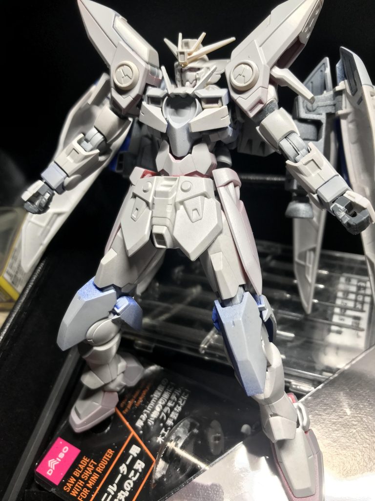 サフ状態胴体・腕・脚部をクアンタ、ダブルオーからツインドライブを拝借し、接続部の加工や接続パーツをプラ板で追加しミキシングしました。