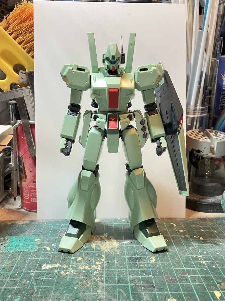 EWACジェガンのベースとなるD型はプレバンでスタークジェガンと同時に発売されたから2個ずつ買ったうちの1機通常のジェガンを買ってなければ、どこが違うのか分からないくらいの変更が多いです