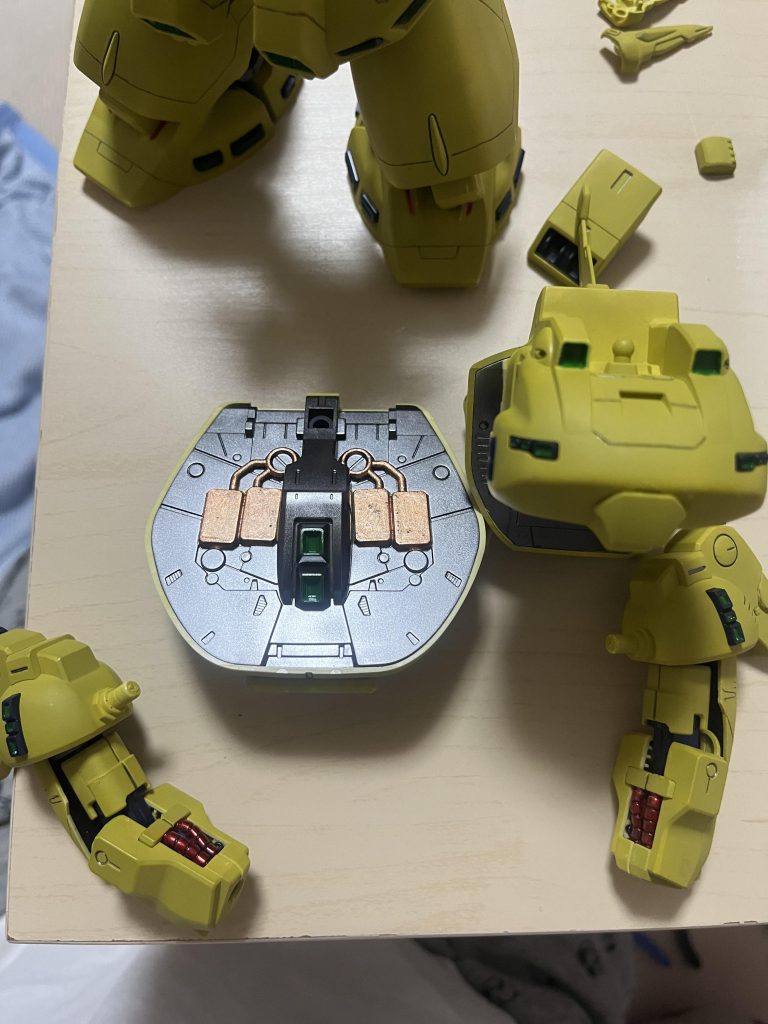せっかく塗り分けしたのに完成したらほぼ見えない。手抜きして仮組しないからこーなりました。