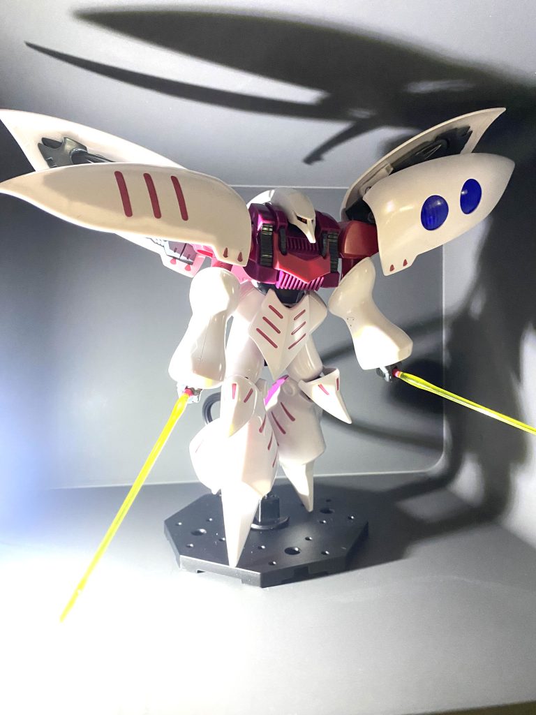 白背景で撮ると飛んでしまうので暗い背景にしてみました！ 