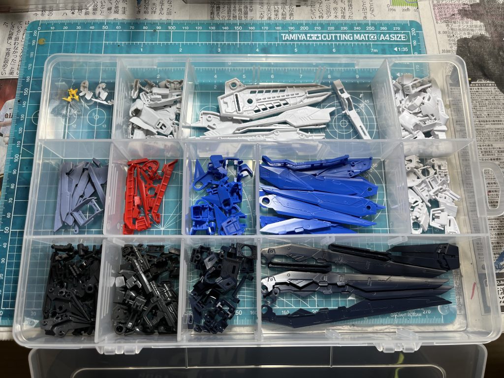 全てのパーツを切り出して小分け。100均のケースは仕切り板を動かすこともできて優秀です。