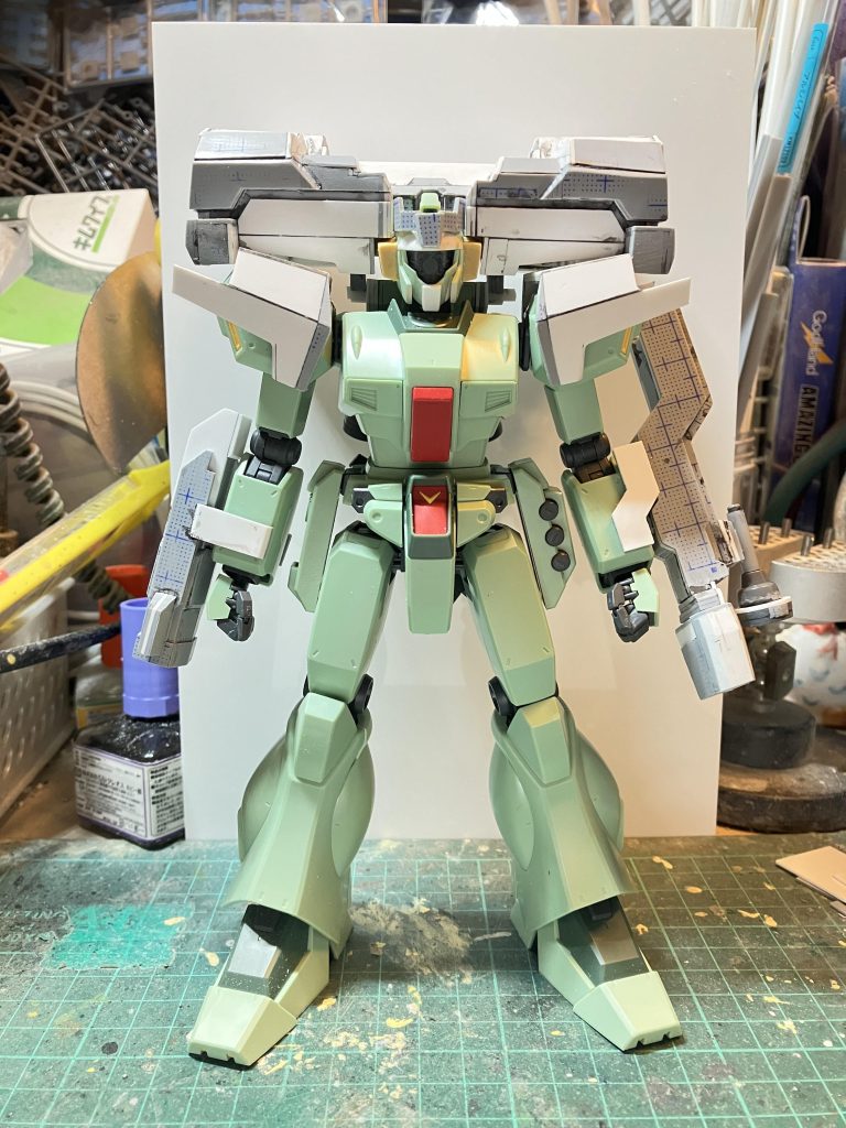 本体は、ほぼノーマル変更は頭部とバックパックを改造したくらい武装と頭部センサーはプラ板