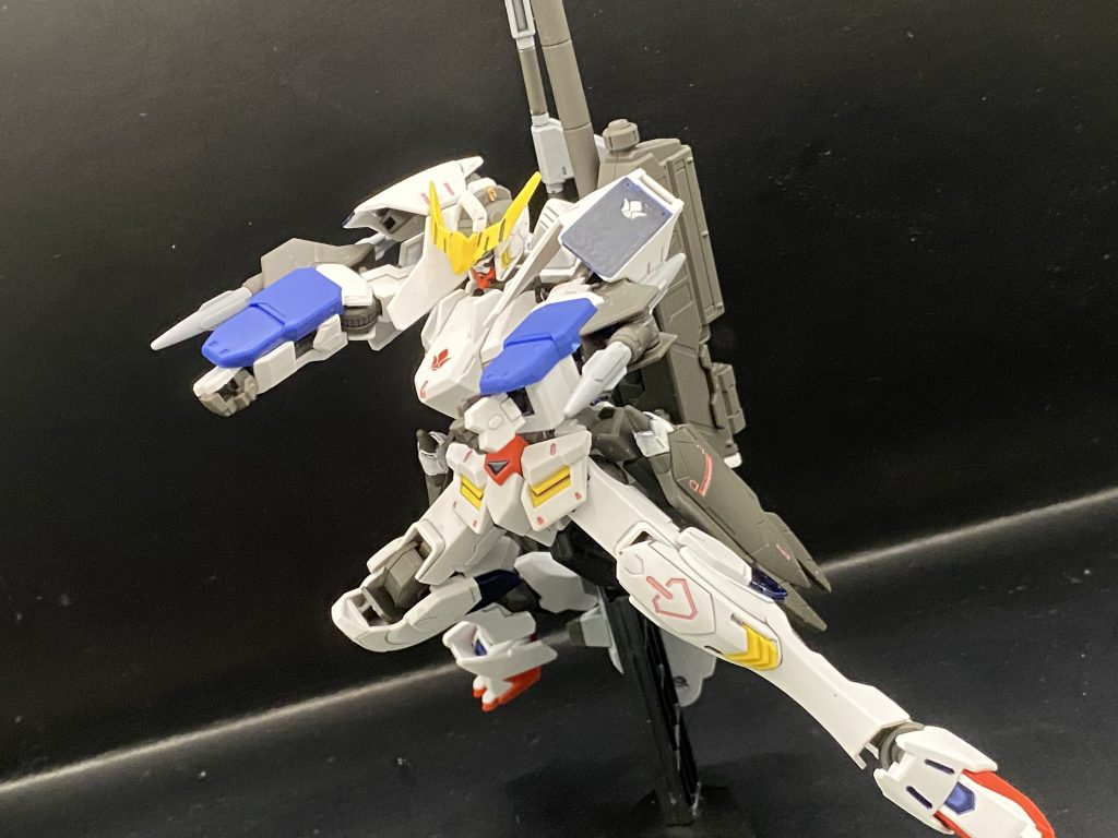 そして今度は両腕部迫撃砲を構えたポーズ選択式なのでどちらかに寄せるか片方機関銃片方迫撃砲という遊び方もできる！シルエットも非対称になるのでいい感じに締まります。