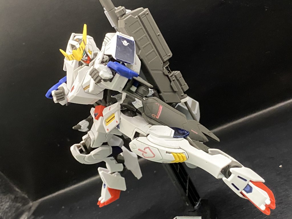 そして迫撃砲を収めたステゴロポーズ！ミカって掴んだり引き剥がしたりとかで腕使うことはあるけどこういう格闘ポーズはしないのはそもそも知らないんだろうなぁって