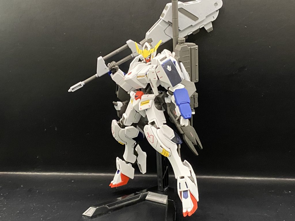 レンチメイスを肩にかけるポーズ。大型武器だとこのポーズを取らせがちですがカッコイイのでしょうがない！