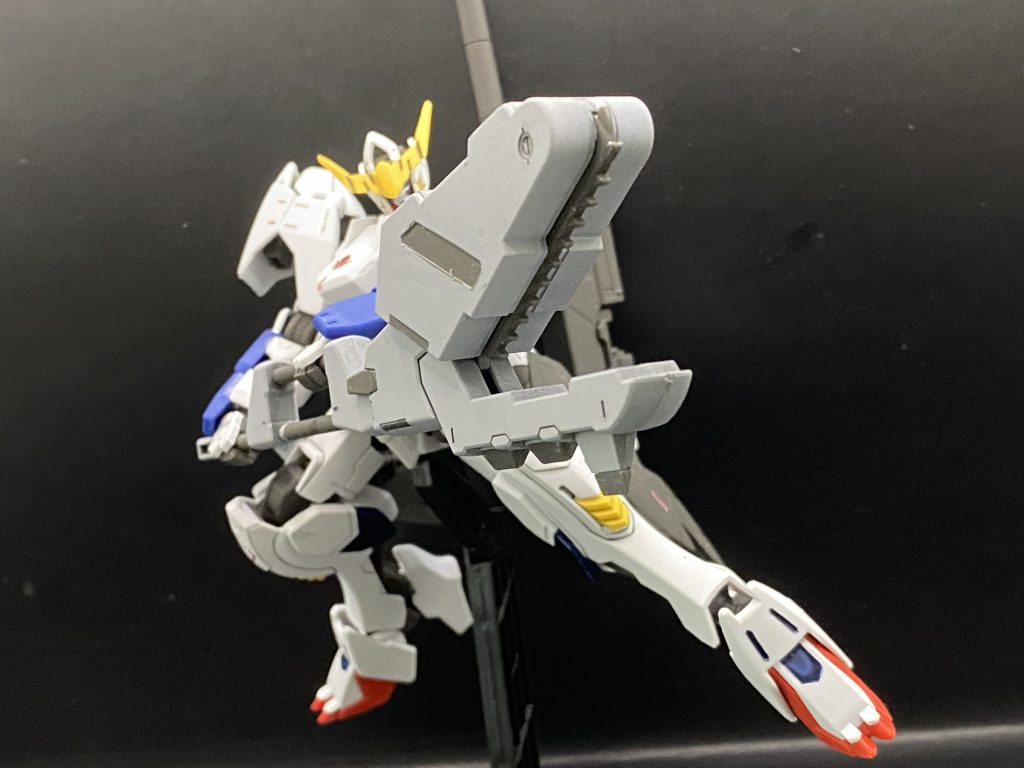 そしてレンチメイスのチェーンソウ展開してお馴染みのポーズ！部分塗装とスミ入れ、鉄華団デカールにつや消しでフィニッシュ。いちばん苦労したのはレンチメイスの塗装ですね。グレーサフ吹いてから黒部分をデザインナイフで削って色出ししたり大変でした。マスキングテープを使わないでどっちが綺麗になるかのテストでしたが一長一短と感じたので使い分けていこうかと思います。このゴツゴツしさがたまらないですね。無骨さが売りの鉄血らしい機体です。一応この後にミキシング予定ですので最後にパシャリ