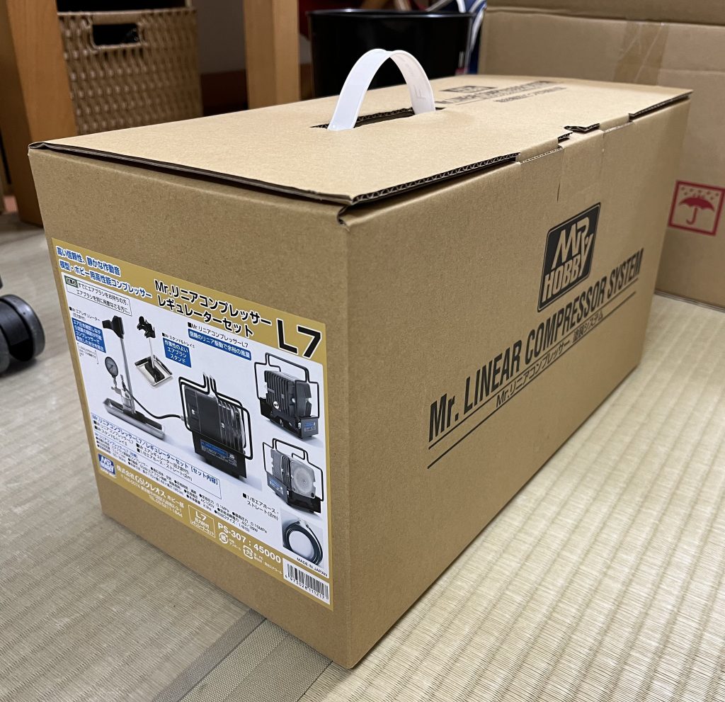 充電式エアブラシのコンプレッサーが故障したので、思い切って超兵器を導入しました(ジョーシンウェブ価格はかなりの割引きでした)。音も静かで最高です。