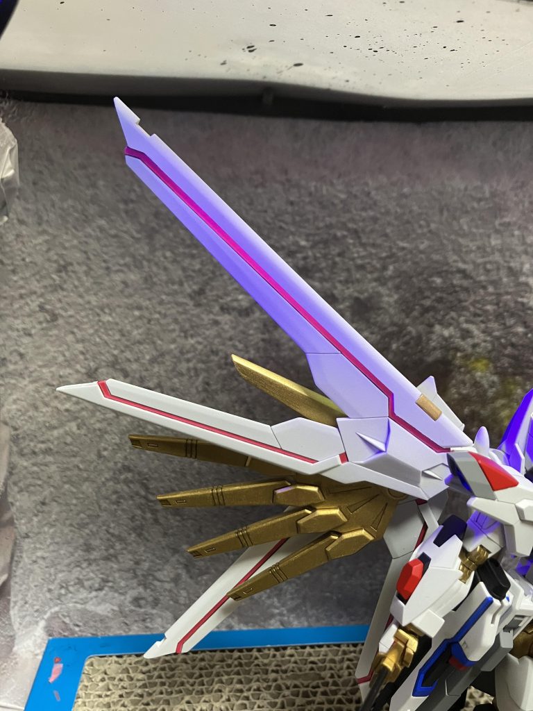 ここはシールを使わずにメタリックピーチに蛍光ピンクを混ぜて塗装。ブラックライトでやや光りました。