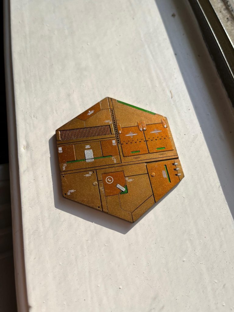 最初はシタデルの金色スプレーを使いましたが、アニメの色とかなり違っていて、少し赤みがかっていて、むしろ赤銅のようでした、(gundam-kao5)