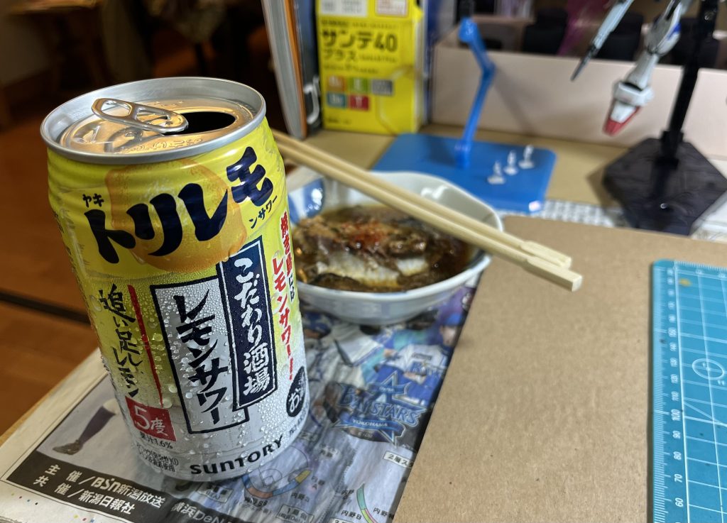 休憩中です。ガンプラを肴に飲むのはいいものです。寝落ちしてしまうのが欠点ですね…。