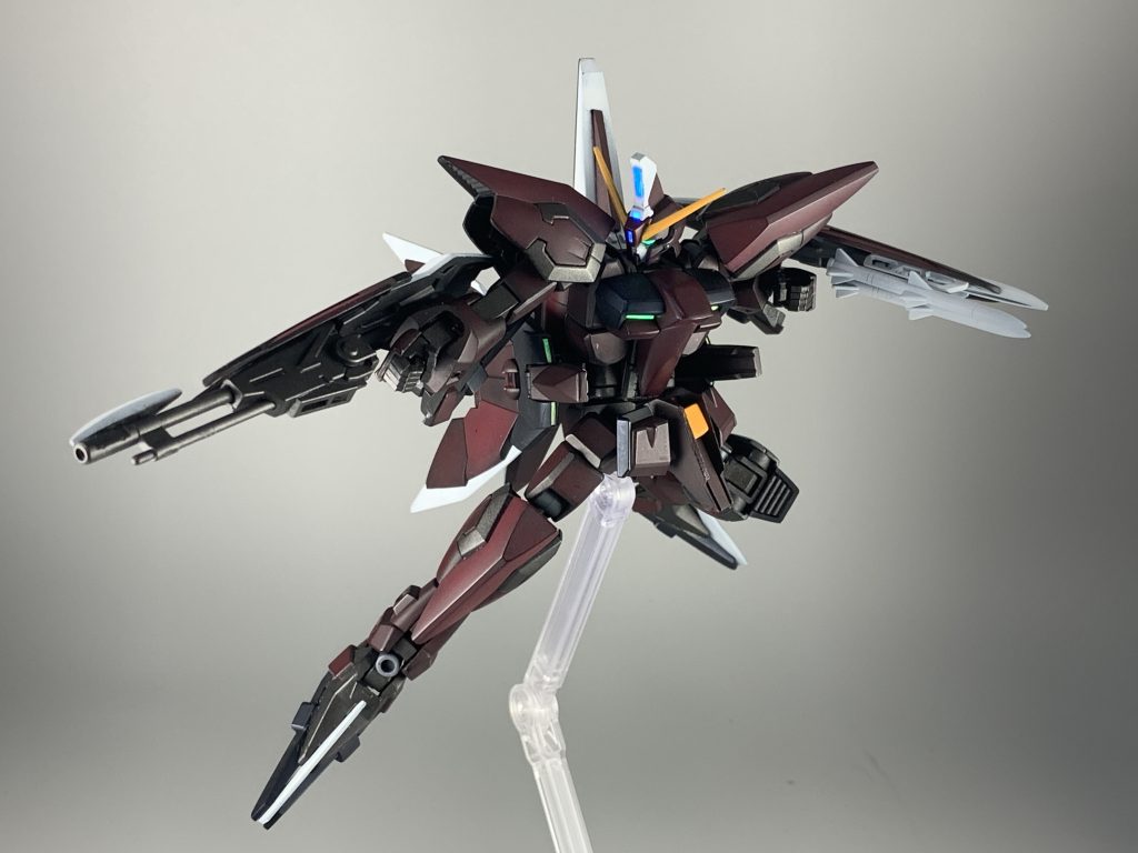 MS形態。MA時にシールドを左右につけたかったので通常のライフルを廃止。右は銃身の伸縮するシールドライフル、左はバランスをとるためにミサイルを追加しました。可動部も結構いじってます。首根本、手首、膝、サイドスラスターの可動範囲増加。フロントスカート左右も可動化。腰ロールも追加。特に首は撃ち下ろしのポーズが決めるようになるためオススメです。