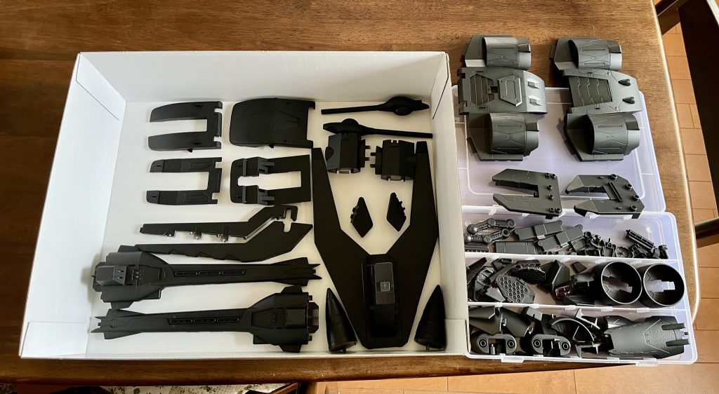 黒サフを吹き終わりました。いわゆる黒立ち上げでグラデーション塗装をやりたかったのですが、出来上がりはただのベタ吹きでした…。練習します。