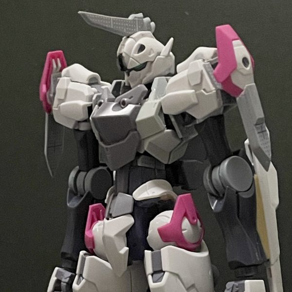 水星の魔女のガンプラは基本パチ組みしてたのですが、初めて改造に着手してみました奪還のロゼのZiアポロ風の機体をミキシングしてます✨