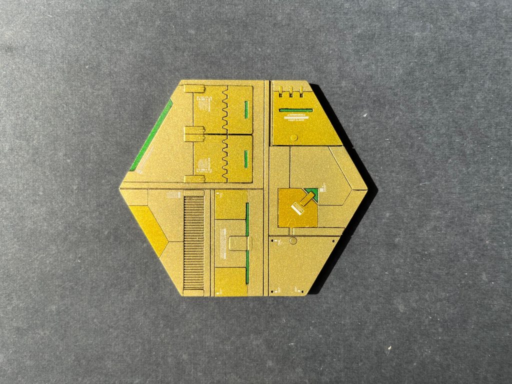 そこで全部洗い流して、タミヤの金色(水性塗料のみ使用)に変更し、部分的に透明オレンジで色を深めました