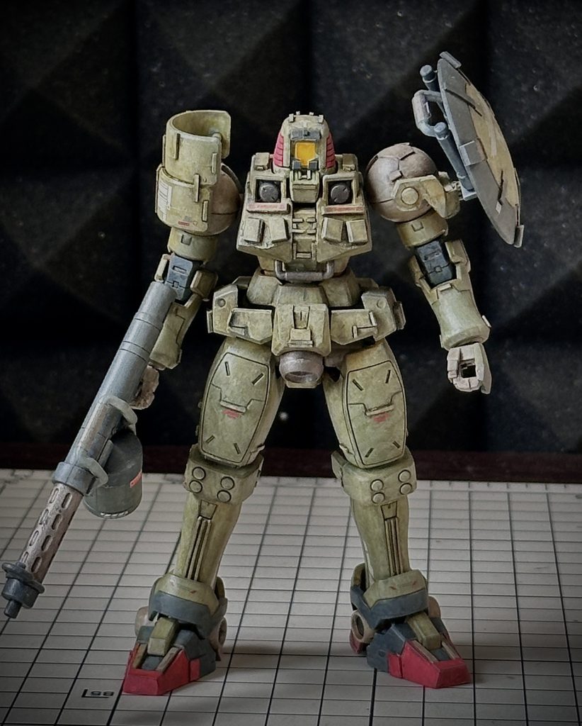 肩パーツは二枚重ね、丸盾は上下を逆にしてイカリ肩ぽく塗装は水性ホビーカラーを濃い色をなった後に明るい色を重ねる方式